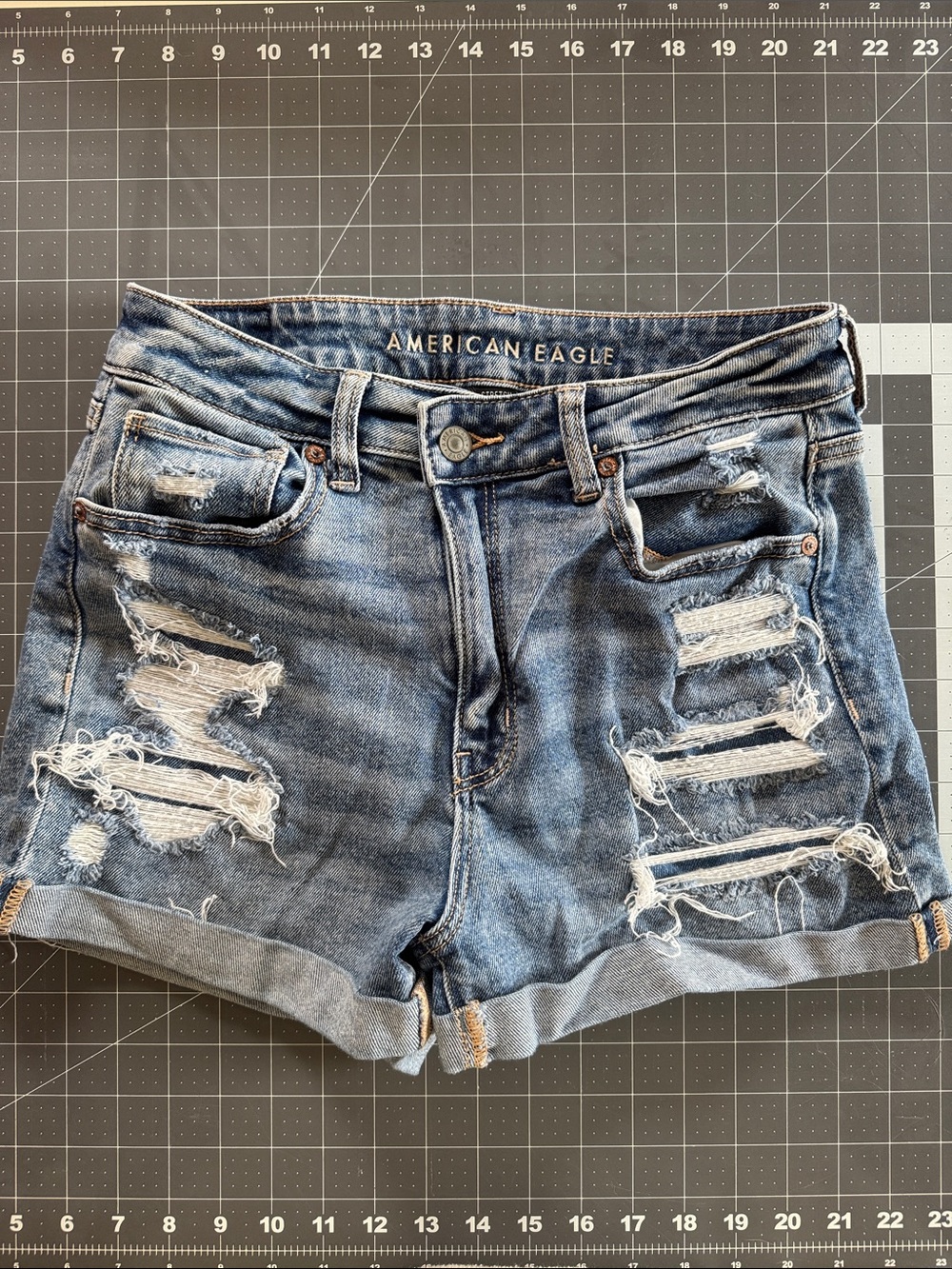 American Eagle Distressed Stretch Mom Shorts Size 6 Light Wash #891